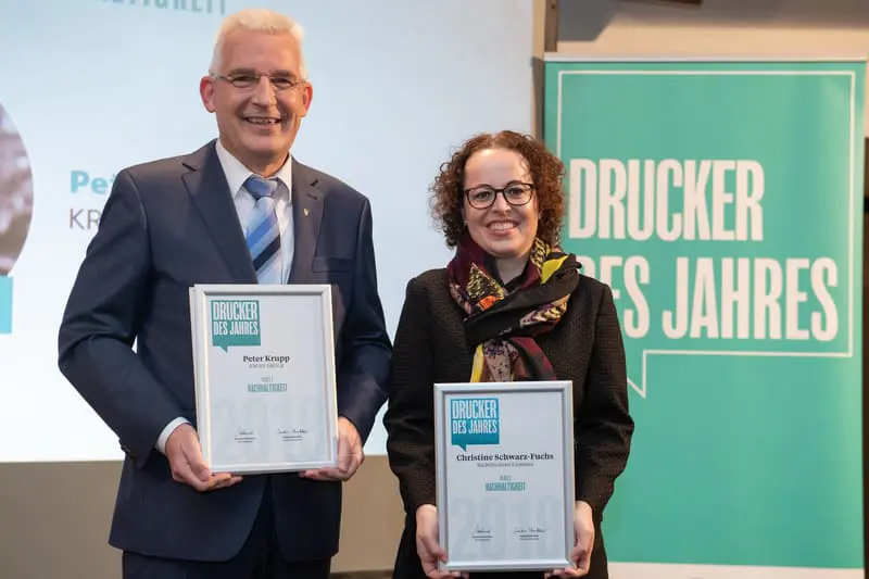 Dieses Bild zeigt Peter Krupp und Christine Schwarz-Fuchs bei der Preisverleihung zum Drucker des Jahres. - Umweltschutz